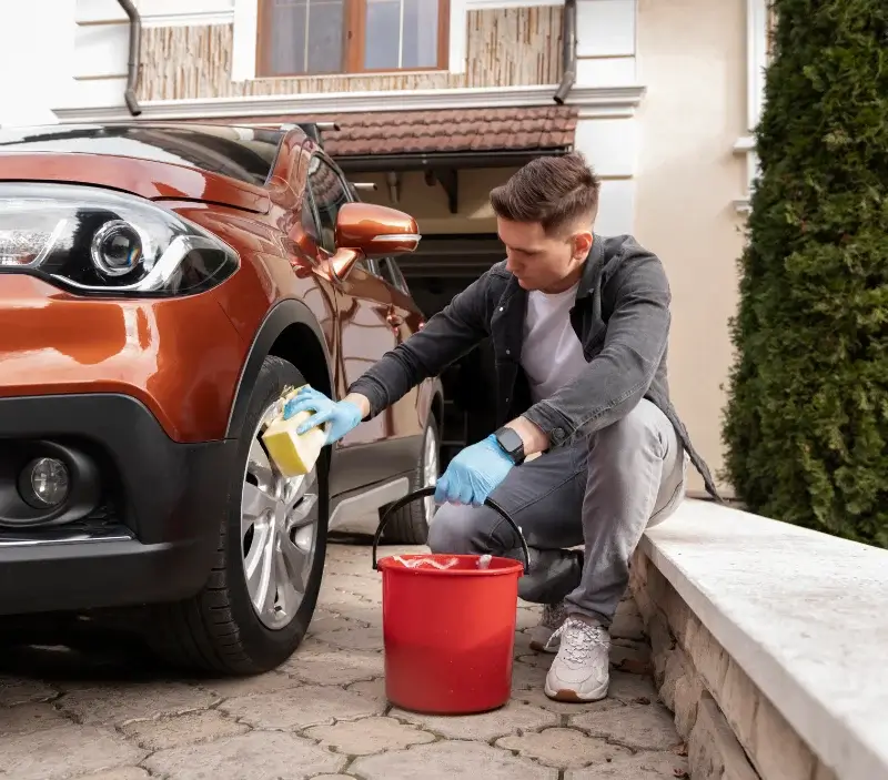 Lavage auto à domicile Chasteaux : professionnel intervenant sur un véhicule